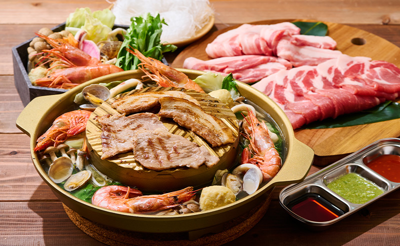 話題沸騰!ムーガタ(タイ風焼きしゃぶ鍋)コース